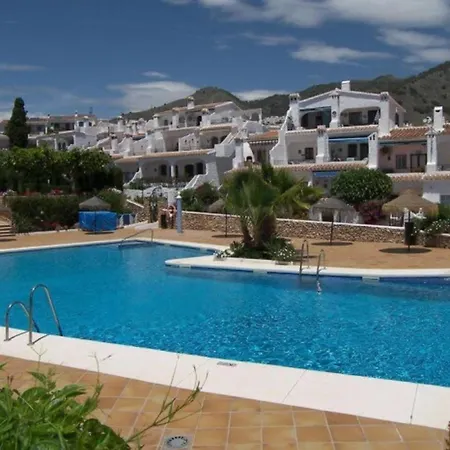 بيت للعطل Crisantemos Family House With Garden And Pool نيرخا