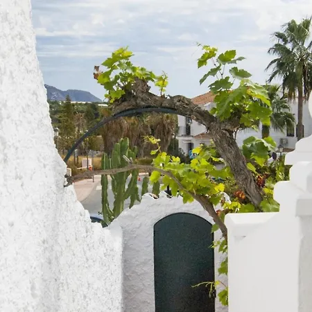 Crisantemos Family House With Garden And Pool بيت للعطل *